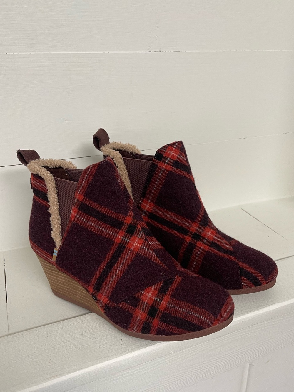 TOMS Kelsey Plaid Wedge Booties Women’s 8.5 Burgundy Red Wool Faux Fur